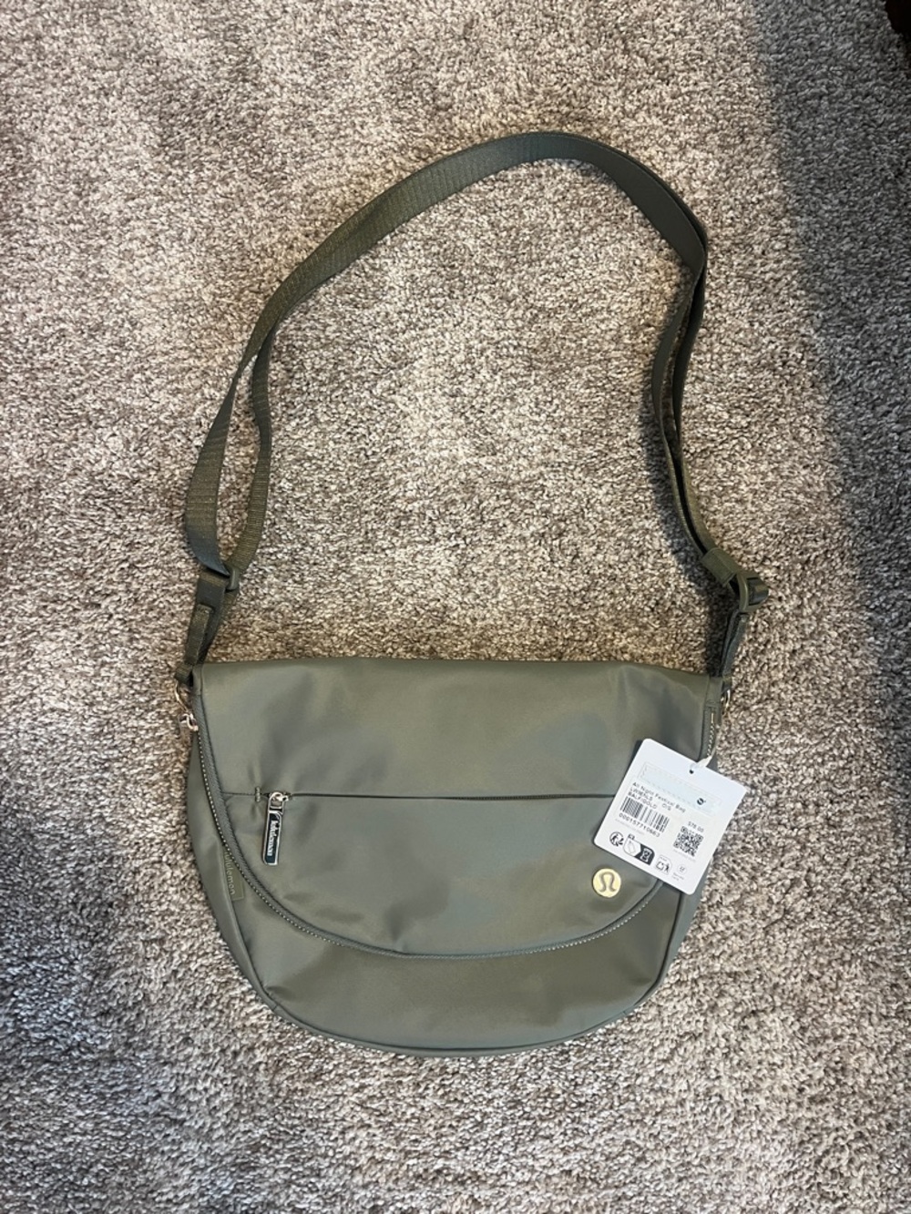 NEW WITH TAGS lululemon athletica Olive Green Crossbody Shoulder Bag